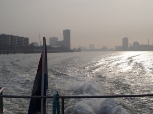 Vista desde el Ferry (aqualiner) navegando por el Puerto de Rotterdam